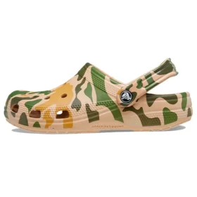 Classic Clog con estampado de camuflaje «Verde caqui»