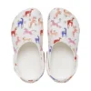 Classic Clog con estampado de personajes K «Blanco, rojo y azul»