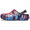 Crocs Classic Tie-Dye Stay Warm Cozy: zapatillas de casa deportivas unisex en morado y rojo