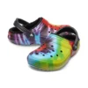 Crocs Classic Tie-Dye Stay Warm Cozy: zapatillas de casa deportivas unisex en morado y rojo