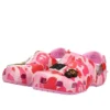 Crocs x A Bathing Ape Zuecos «Carnation»