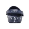 Sandalias Classic Clog con estampado azul oscuro