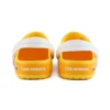 Sandalias Crocs de playa pequeñas, color amarillo