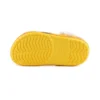 Sandalias Crocs de playa pequeñas, color amarillo