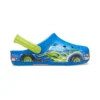 Sandalias deportivas azules de tacón plano con diseño divertido