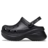 Sandalias retro Crocs con suela gruesa y diseño de ballena pequeña, color negro