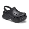 Sandalias retro Crocs con suela gruesa y diseño de ballena pequeña, color negro