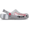 Sandalias unisex deportivas casuales de talón plano para actividades al aire libre Coca-Cola x Crocs Crossover Light X, color gris