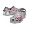 Sandalias unisex deportivas casuales de talón plano para actividades al aire libre Coca-Cola x Crocs Crossover Light X, color gris