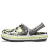 Zuecos Crocband con estampado de camuflaje «Gris, negro y amarillo»