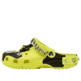 Zuecos Crocs x MCM con estampado de camuflaje «Amarillo neón»