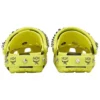 Zuecos Crocs x MCM con estampado de camuflaje «Amarillo neón»